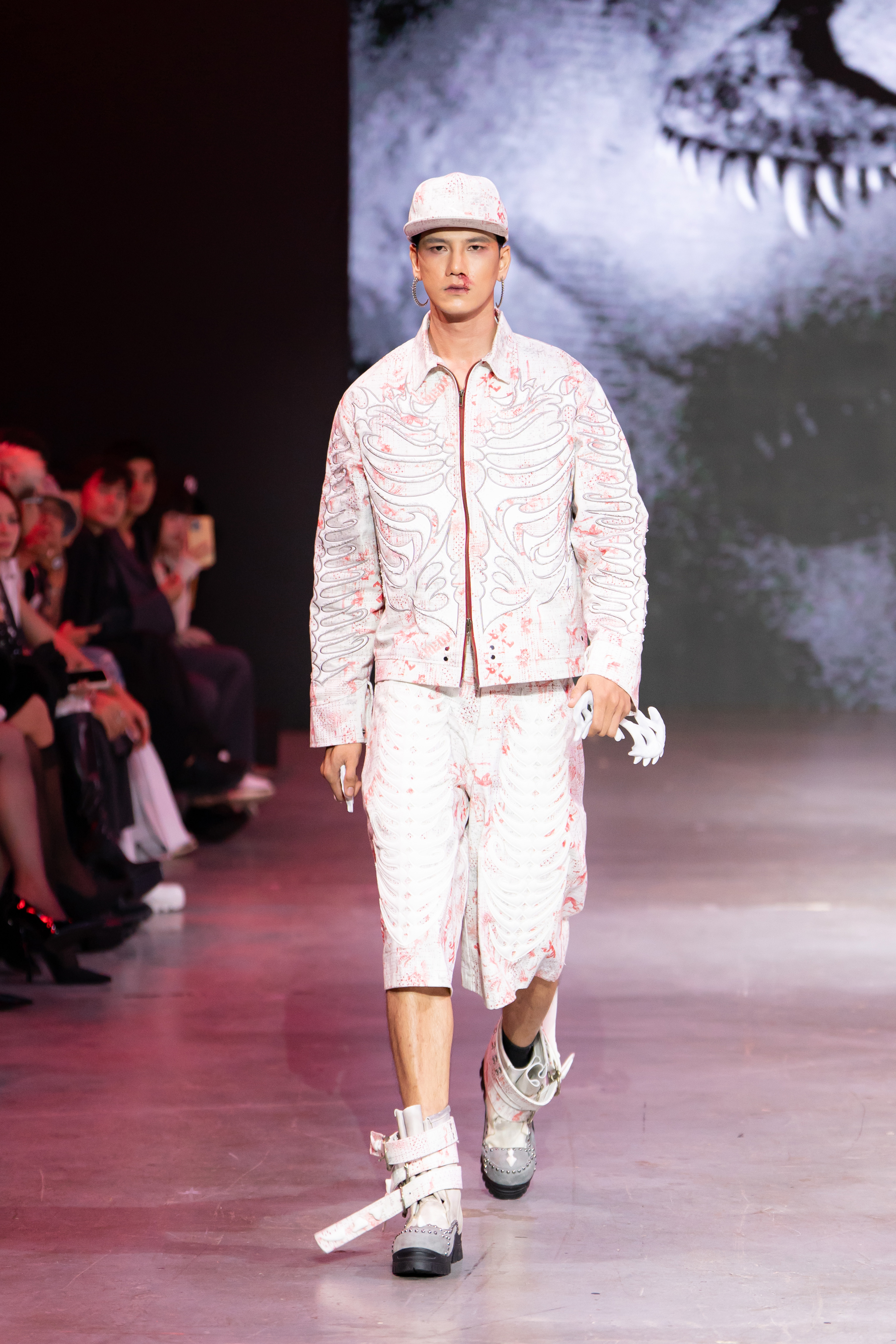 BST “T-REDX – “Everywhen, Everynow” – Khi khủng long đổ bộ sàn diễn