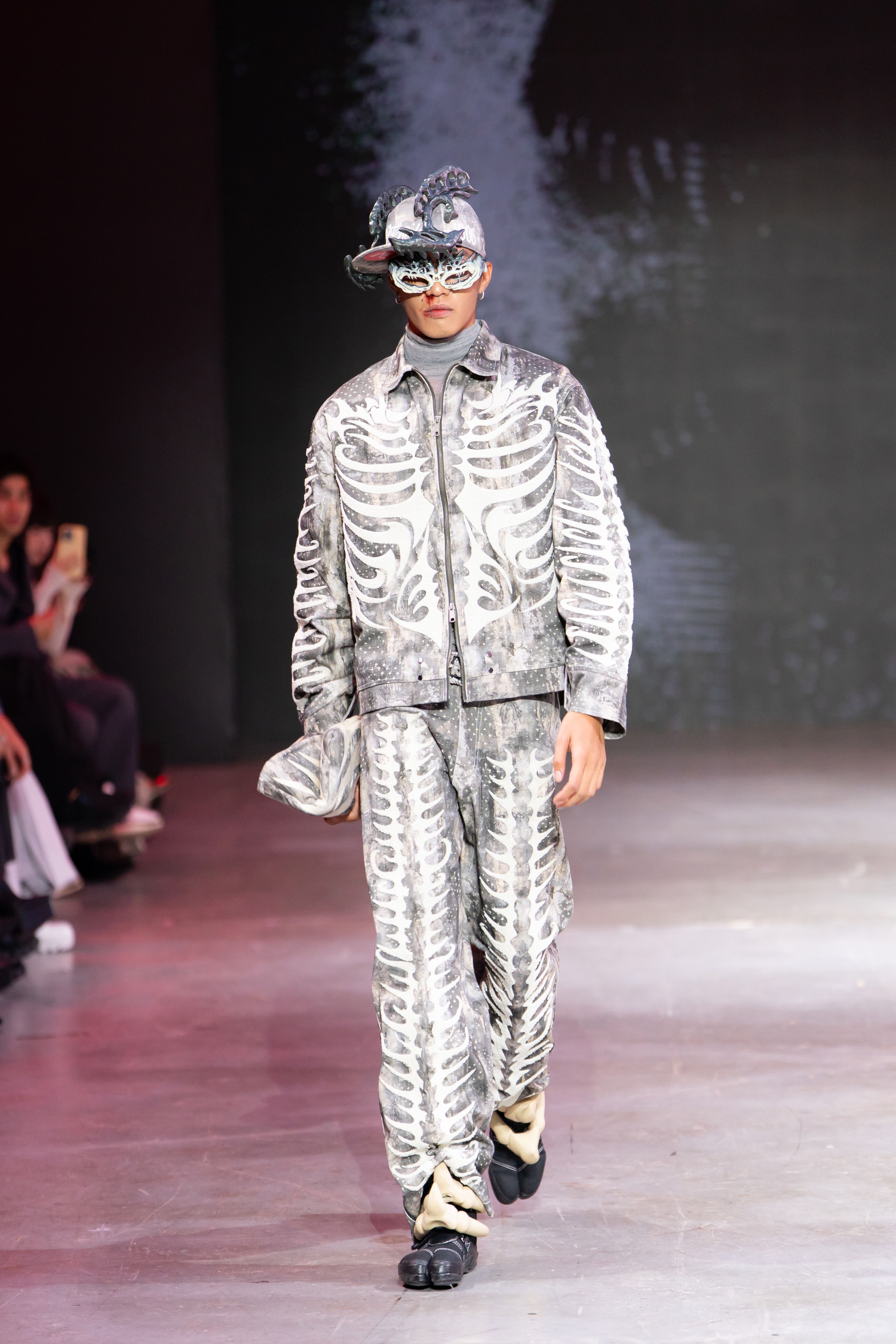 BST “T-REDX – “Everywhen, Everynow” – Khi khủng long đổ bộ sàn diễn