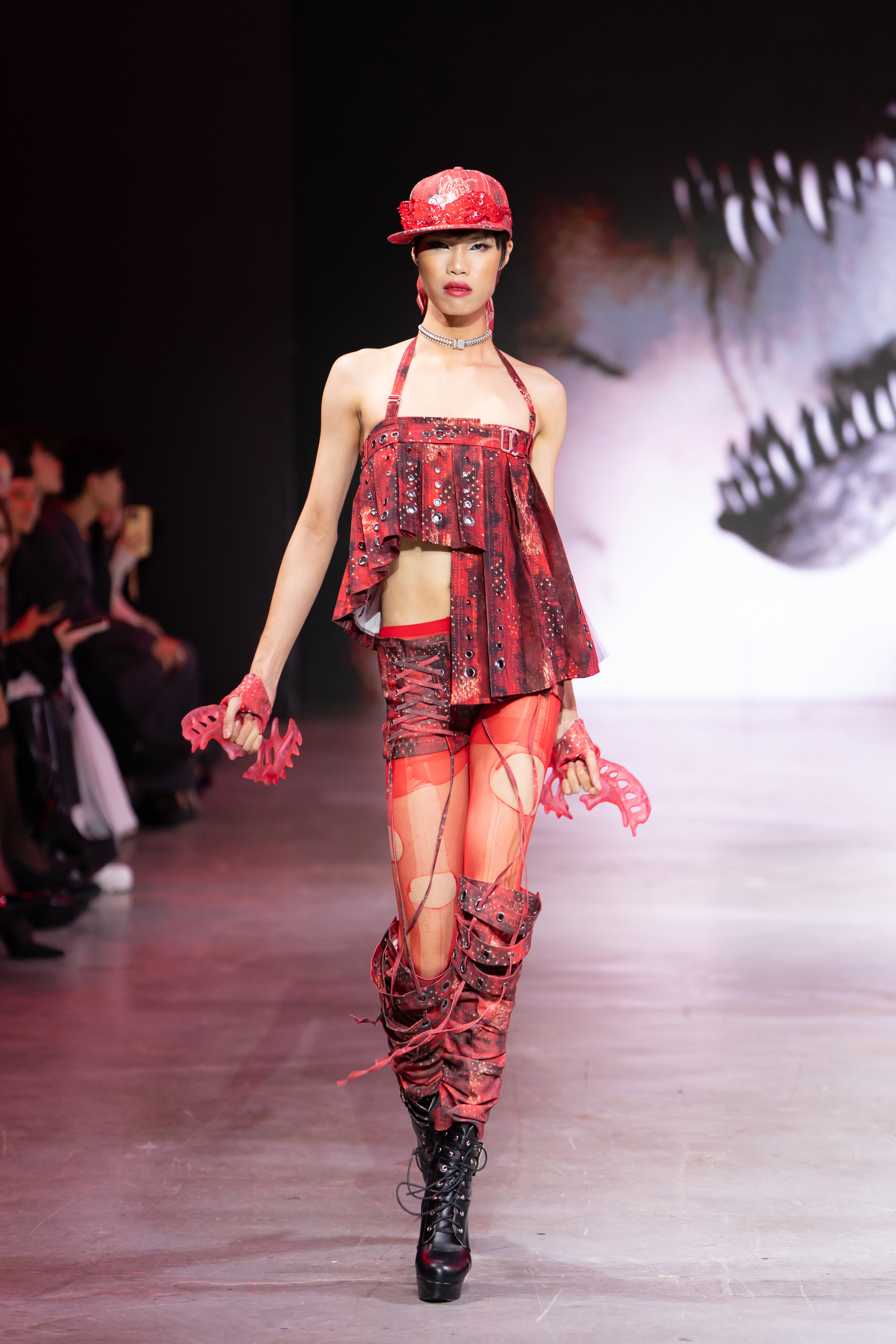 BST “T-REDX – “Everywhen, Everynow” – Khi khủng long đổ bộ sàn diễn