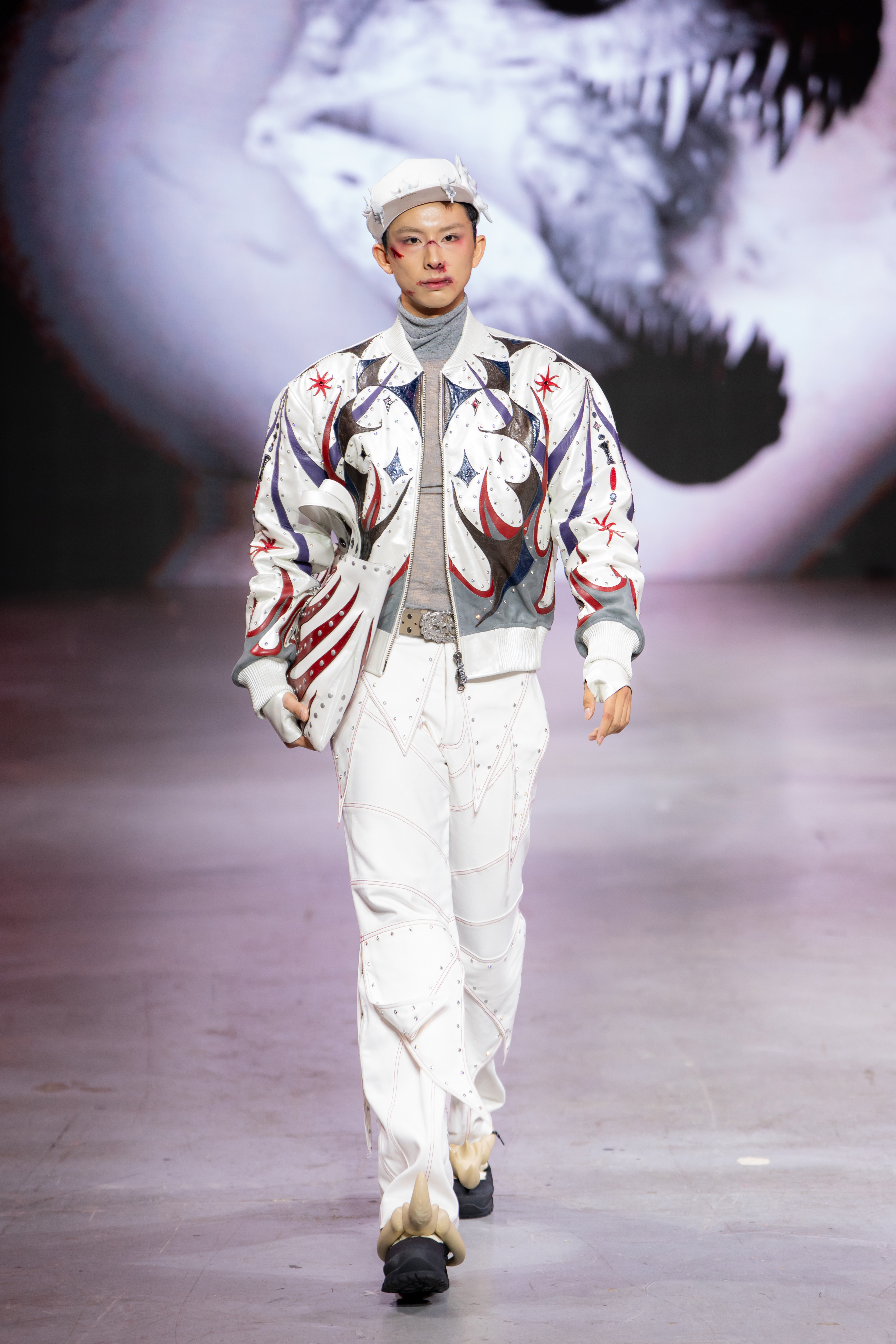 BST “T-REDX – “Everywhen, Everynow” – Khi khủng long đổ bộ sàn diễn