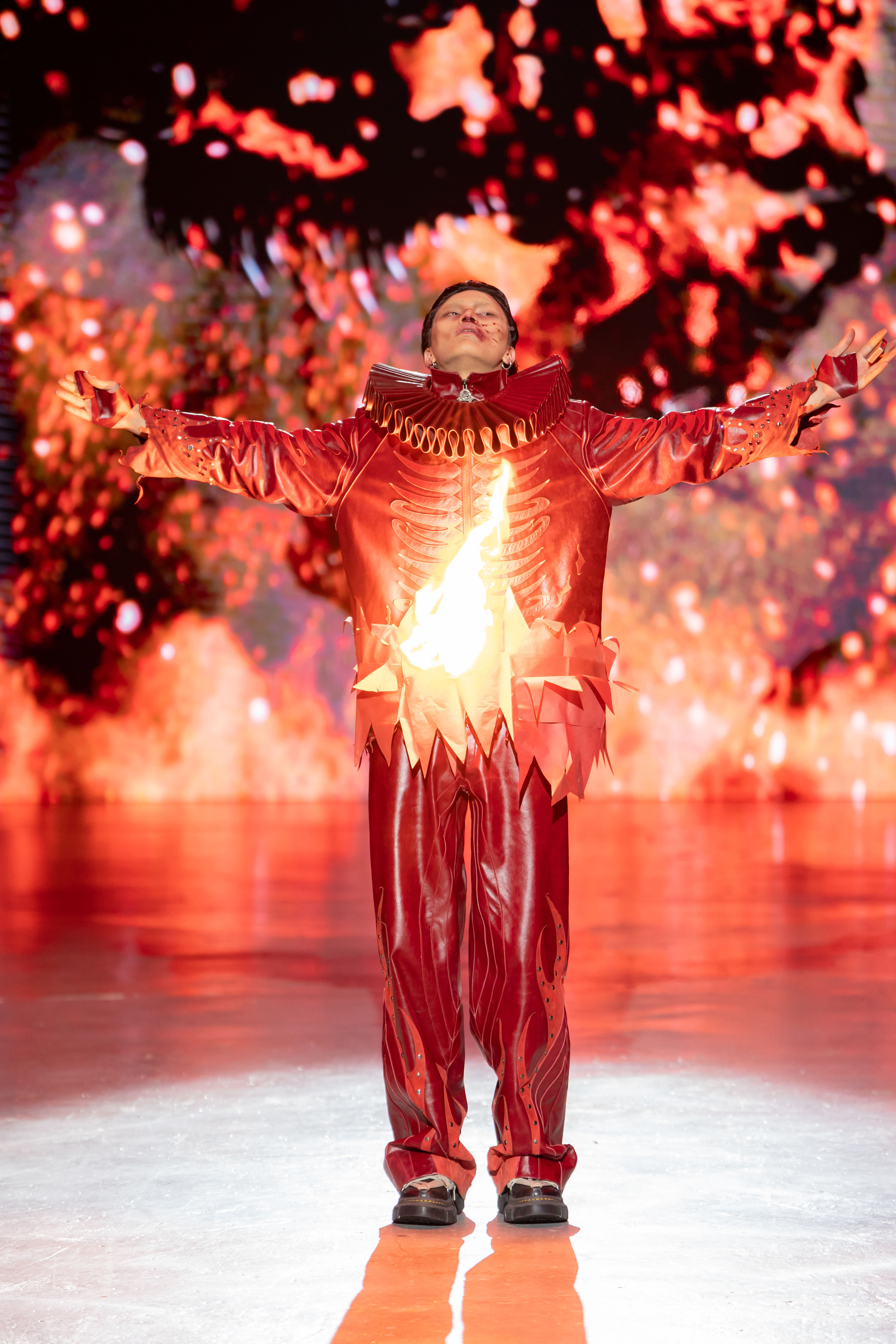 BST “T-REDX – “Everywhen, Everynow” – Khi khủng long đổ bộ sàn diễn