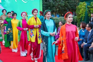 Vũ Việt Hà mang sắc hoa Hà Nội tới Liên bang Nga