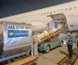 Những kiện hàng nhu yếu phẩm, thuốc men hỗ trợ vùng lũ đầu tiên trên chuyến bay của Vietnam Airlines đã đến Huế