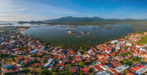 Những mái ngói đỏ bên bờ biển xanh